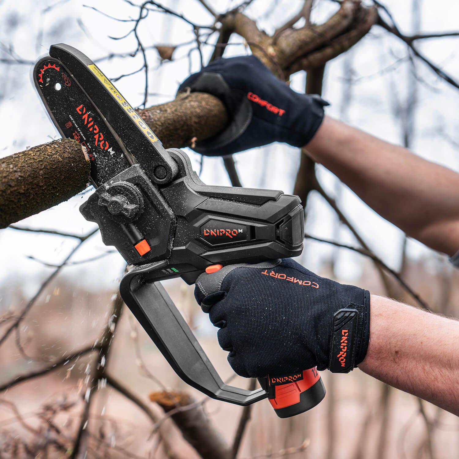 Kit de Motosierra a Batería Dnipro-M CS-12 con Batería 4Ah, Cargador Rápido FC-122 y Guantes de Trabajo Profesionales (Talla 9) - Imagen 8
